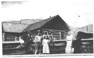The Elmer family purchased the Roper cabin from Albert Roper. The young girl in the front is Alta Marie Dunbar, who was born in 1898 and died in 2002 at the age of 104. Her parents started Harmel’s Ranch Resort nearby. 